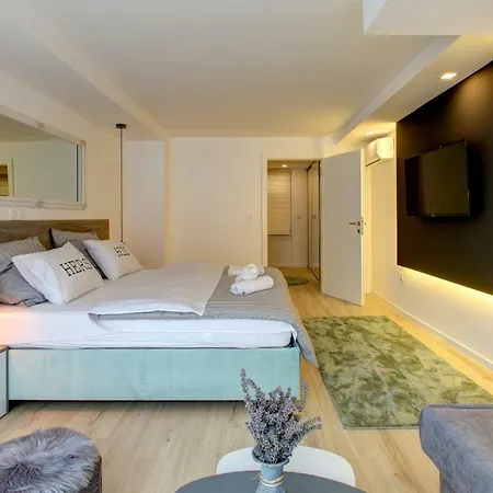 Emerald Apartment *